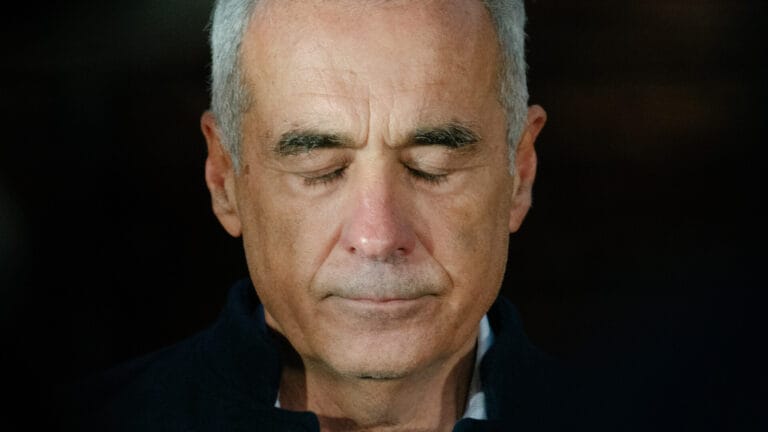 Călin Georgescu și Aurul Monoatomic – Praf de Stele sau Praf în Ochi?